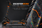 KUKIRIN G2 PRO SKIN | TERRA LINES – Holo-Effekt simuliert; +24,99 EUR Aufpreis. Digitale Materialsimulation, keine physische Druckprobe. Nur Body-Skin; Trittbrett und Felgenaufkleber separat; Scooter nicht enthalten.