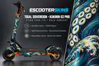 KUKIRIN G2 PRO SKIN | TIDAL SOVEREIGN – Holo-Effekt simuliert; +24,99 EUR Aufpreis. Digitale Materialsimulation, keine physische Druckprobe. Nur Body-Skin; Trittbrett und Felgenaufkleber separat; Scooter nicht enthalten.