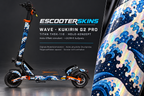 KUKIRIN G2 PRO SKIN | WAVE – Holo-Effekt simuliert; +24,99 EUR Aufpreis. Digitale Materialsimulation, keine physische Druckprobe. Nur Body-Skin; Trittbrett und Felgenaufkleber separat; Scooter nicht enthalten.