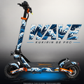 KUKIRIN G2 PRO SKIN | WAVE – Designvisualisierung im Studio-Look mit Licht in der Skinfarbe; Scooter nicht enthalten, Beleuchtung separat erhältlich