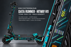 HITWAY H11 SKIN | DATA RUNNER – Holo-Effekt simuliert; +24,99 EUR Aufpreis. Digitale Materialsimulation, keine physische Druckprobe. Nur Body-Skin; Scooter und Felgenaufkleber nicht enthalten.