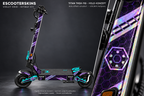 HITWAY H11 SKIN | VIOLET GRID – Holo-Effekt simuliert; +24,99 EUR Aufpreis. Digitale Materialsimulation, keine physische Druckprobe. Nur Body-Skin; Scooter und Felgenaufkleber nicht enthalten.
