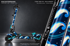 HITWAY H11 SKIN | SAPPHIRE TIDE – Holo-Effekt simuliert; +24,99 EUR Aufpreis. Digitale Materialsimulation, keine physische Druckprobe. Nur Body-Skin; Scooter und Felgenaufkleber nicht enthalten.