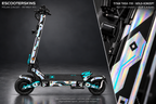 HITWAY H11 SKIN | POLAR CIRCUIT – Holo-Effekt simuliert; +24,99 EUR Aufpreis. Digitale Materialsimulation, keine physische Druckprobe. Nur Body-Skin; Scooter und Felgenaufkleber nicht enthalten.