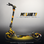 TRITTBRETT FRITZ SKIN | PIT LANE 77 – Designvisualisierung mit Licht in der Skinfarbe; Scooter nicht enthalten, Beleuchtung separat erhältlich