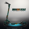 TRITTBRETT FRITZ SKIN | DRAGON SCALE – Designvisualisierung mit Licht in der Skinfarbe; Scooter nicht enthalten, Beleuchtung separat erhältlich
