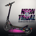 XIAOMI ELECTRIC SCOOTER 6 SKIN | NEON TRIBAL – Designvisualisierung mit Licht in der Skinfarbe; Scooter nicht enthalten, Beleuchtung separat erhältlich