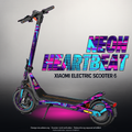XIAOMI ELECTRIC SCOOTER 6 SKIN | NEON HEARTBEAT – Designvisualisierung mit Licht in der Skinfarbe; Scooter nicht enthalten, Beleuchtung separat erhältlich