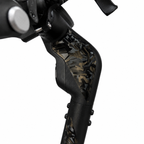 Segway Ninebot E3 mit Deep Black Carbon Skin am Lenkerübergang und an der Lenkstange