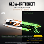 SHOCKWAVE MX Trittbrett-Skin – Glow Tag/Nacht simuliert, 20x80 cm Bogen 69,98 €, Modellzuschnitt 79,98 €. +29,99 € im Variantenpreis enthalten. Beispiel E3; digitale Darstellung, keine physische Druckprobe; Scooter nicht enthalten.