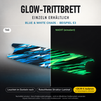 BLUE & WHITE CHAOS Trittbrett-Skin – Nachteffekt simuliert, +29,99 € Aufpreis im Variantenpreis enthalten. Beispiel E3; Form je nach Modellauswahl. Digitale Design-/Materialvisualisierung, keine physische Druckprobe. Scooter nicht enthalten.
