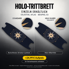CELESTIAL ATLAS Trittbrett-Skin – Holo-Effekt simuliert, +24,99 € Aufpreis im Variantenpreis enthalten. Beispiel E3; Form je nach Modellauswahl. Digitale Design-/Materialvisualisierung, keine physische Druckprobe. Scooter nicht enthalten.