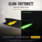 CHROMA SLASH Trittbrett-Skin – Nachteffekt simuliert, +29,99 € Aufpreis im Variantenpreis enthalten. Beispiel E3; Form je nach Modellauswahl. Digitale Design-/Materialvisualisierung, keine physische Druckprobe. Scooter nicht enthalten.