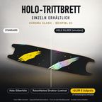 CHROMA SLASH Trittbrett-Skin – Holo-Effekt simuliert, +24,99 € Aufpreis im Variantenpreis enthalten. Beispiel E3; Form je nach Modellauswahl. Digitale Design-/Materialvisualisierung, keine physische Druckprobe. Scooter nicht enthalten.