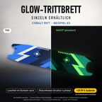 COBALT RIFT Trittbrett-Skin – Nachteffekt simuliert, +29,99 € Aufpreis im Variantenpreis enthalten. Beispiel E3; Form je nach Modellauswahl. Digitale Design-/Materialvisualisierung, keine physische Druckprobe. Scooter nicht enthalten.