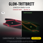CRIMSON ORBIT Trittbrett-Skin – Nachteffekt simuliert, +29,99 € Aufpreis im Variantenpreis enthalten. Beispiel E3; Form je nach Modellauswahl. Digitale Design-/Materialvisualisierung, keine physische Druckprobe. Scooter nicht enthalten.