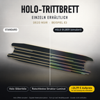 DECO NOIR Trittbrett-Skin – Holo-Effekt simuliert, +24,99 € Aufpreis im Variantenpreis enthalten. Beispiel E3; Form je nach Modellauswahl. Digitale Design-/Materialvisualisierung, keine physische Druckprobe. Scooter nicht enthalten.