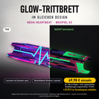 NEON HEARTBEAT Trittbrett-Skin – Glow Tag/Nacht simuliert, 20x80 cm Bogen 69,98 €, Modellzuschnitt 79,98 €. +29,99 € im Variantenpreis enthalten. Beispiel E3; digitale Darstellung, keine physische Druckprobe; Scooter nicht enthalten.