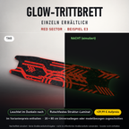 RED SECTOR Trittbrett-Skin – Glow Tag/Nacht simuliert, 20x80 cm Bogen 69,98 €, Modellzuschnitt 79,98 €. +29,99 € im Variantenpreis enthalten. Beispiel E3; digitale Darstellung, keine physische Druckprobe; Scooter nicht enthalten.