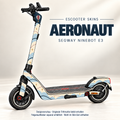 Aeronaut am vollständigen Ninebot E3: Ballonmotiv, hellblaue Wolken und bordeauxfarbene Fluglinien auf Elfenbein. Originaltrittmatte bleibt erhalten; Felgen separat.
