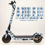 Segway Ninebot E3 mit AZULEJO Skin: blaue Vierpass-Ornamente und Rauten auf Elfenbein. Designvisualisierung mit erhaltener grauer Trittmatte.