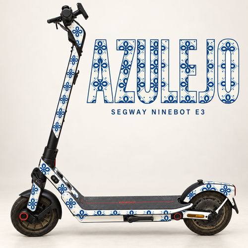Segway Ninebot E3 mit AZULEJO Skin: blaue Vierpass-Ornamente und Rauten auf Elfenbein. Designvisualisierung mit erhaltener grauer Trittmatte.