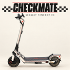 Segway Ninebot E3 CHECKMATE: elfenbeinfarbener Skin mit schwarzen Schachbrettbändern und roten Springer-Doppelabzeichen. Originale graue Trittmatte erhalten. Designvisualisierung.