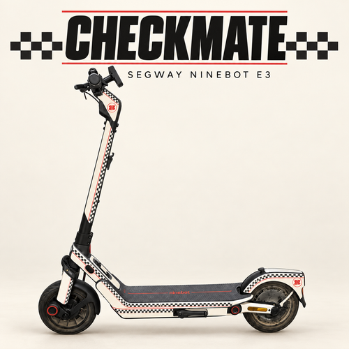 Segway Ninebot E3 CHECKMATE: elfenbeinfarbener Skin mit schwarzen Schachbrettbändern und roten Springer-Doppelabzeichen. Originale graue Trittmatte erhalten. Designvisualisierung.