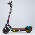 Chroma Slash – Designvisualisierung des montierten Skins am Segway Ninebot E3. Scooter nicht enthalten.