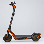 Orange Velocity – Designvisualisierung des montierten Skins am Segway Ninebot E3. Scooter nicht enthalten.