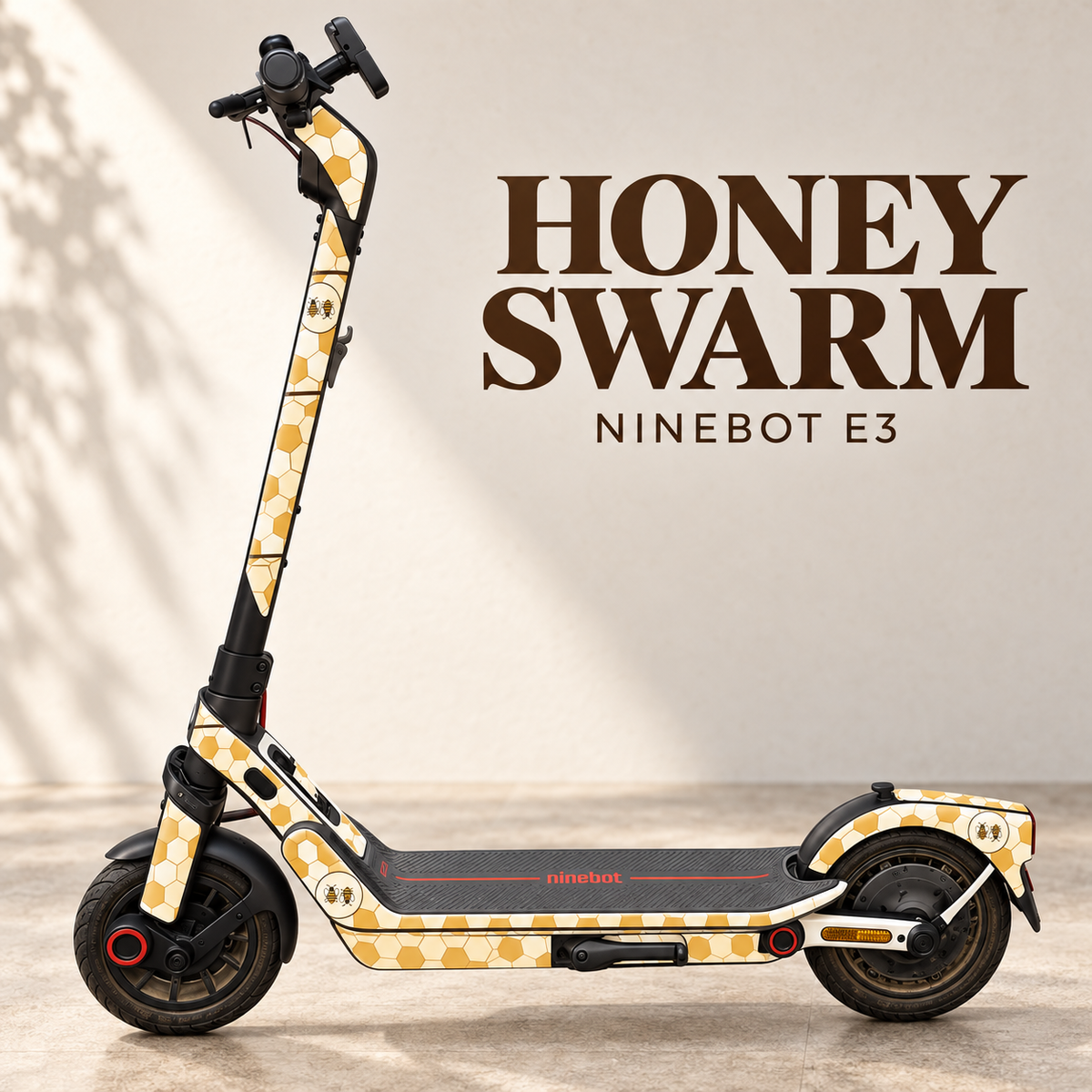 HONEY SWARM für Ninebot E3: creme- und bernsteinfarbene Waben mit kleinen Bienenpaaren. Originale graue Trittmatte mit rotem Ninebot-Schriftzug bleibt erhalten. Designvisualisierung.