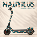 Segway Ninebot E3 mit NAUTILUS Skin: Spiralschalen in Pfirsich und Elfenbein auf Petrol. Vollständig lesbarer Designname, originale graue Trittmatte erhalten. Designvisualisierung.