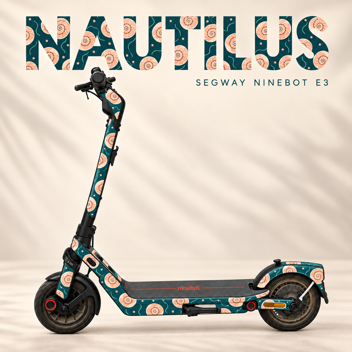 Segway Ninebot E3 mit NAUTILUS Skin: Spiralschalen in Pfirsich und Elfenbein auf Petrol. Vollständig lesbarer Designname, originale graue Trittmatte erhalten. Designvisualisierung.