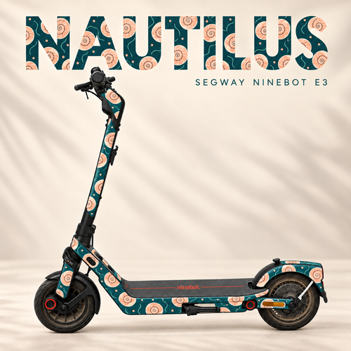 Segway Ninebot E3 mit NAUTILUS Skin: Spiralschalen in Pfirsich und Elfenbein auf Petrol. Vollständig lesbarer Designname, originale graue Trittmatte erhalten. Designvisualisierung.