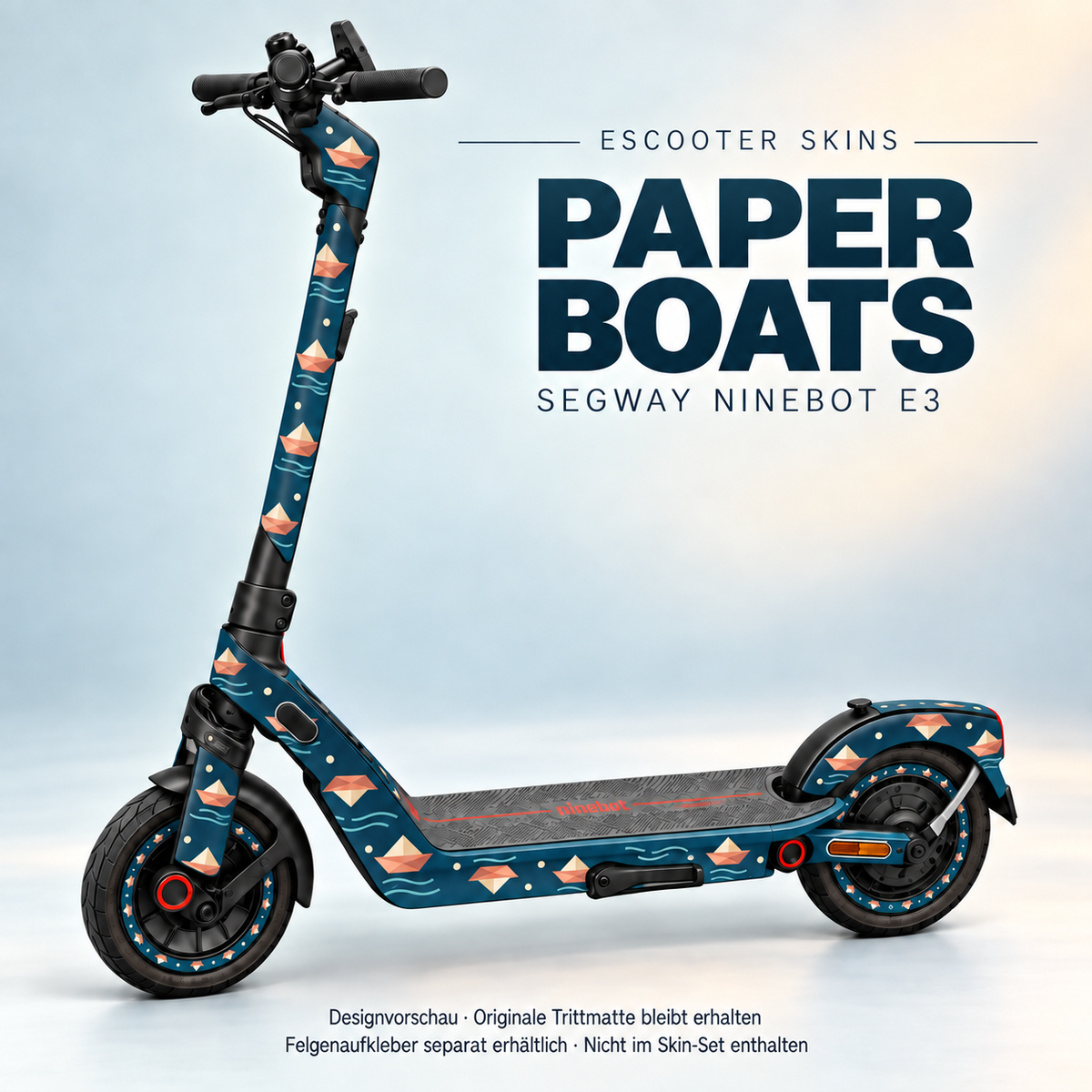 Paper Boats auf Segway Ninebot E3: cremefarbene und korallfarbene Papierboote auf Nachtblau, originale graue Trittmatte erhalten; Felgen separat.