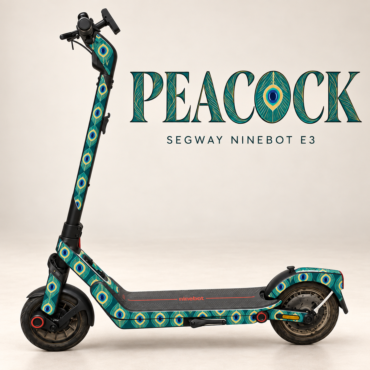 Segway Ninebot E3 mit PEACOCK Skin: Pfauenfeder-Ornamente in Petrol, Smaragd, Türkis, Blau und Ocker. Designvisualisierung mit originaler grauer Trittmatte.