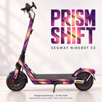 Prism Shift auf Ninebot E3 – Violett, Rosé und Amber mit dunklen Facetten. Originale Trittmatte bleibt; Felgenaufkleber separat, nicht im Skin enthalten.