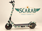Segway Ninebot E3 mit SCARAB Skin: geflügelte Skarabäen in Petrol und Türkis mit ockerfarbenen Details auf Elfenbein. Designvisualisierung; originale graue Trittmatte bleibt erhalten.
