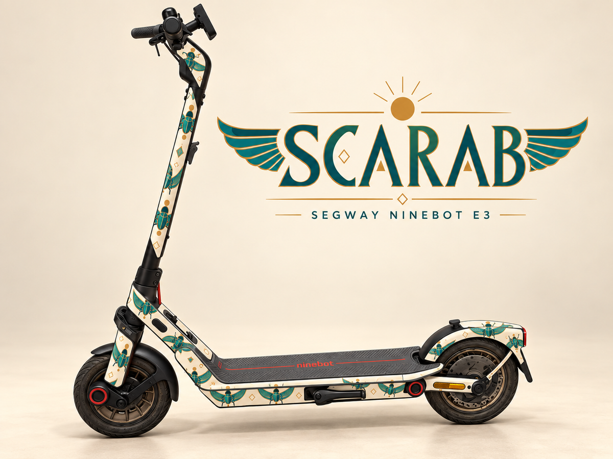 Segway Ninebot E3 mit SCARAB Skin: geflügelte Skarabäen in Petrol und Türkis mit ockerfarbenen Details auf Elfenbein. Designvisualisierung; originale graue Trittmatte bleibt erhalten.