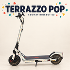 TERRAZZO POP Skin für Segway Ninebot E3 – elfenbeinfarbenes Terrazzo mit Korallrot, Petrol, Senfgelb und Marineblau; originale Trittmatte bleibt erhalten