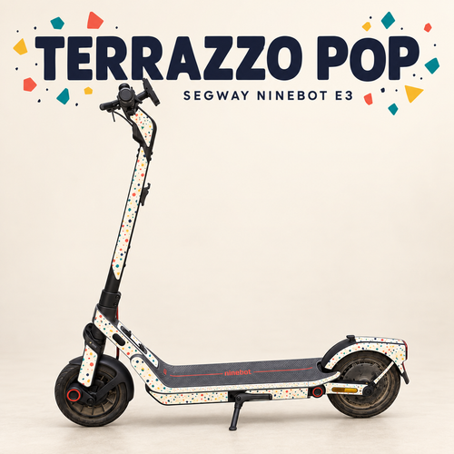 TERRAZZO POP Skin für Segway Ninebot E3 – elfenbeinfarbenes Terrazzo mit Korallrot, Petrol, Senfgelb und Marineblau; originale Trittmatte bleibt erhalten