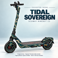 Tidal Sovereign auf dem vollständigen Segway Ninebot E3: Oktopus und gravierte Tentakel in Smaragd, Elfenbein und Ocker. Originale Trittmatte erhalten; Felgen separat.