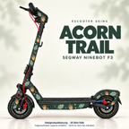 Acorn Trail auf Ninebot F3: ockerfarbene Eicheln und salbeifarbene Eichenblätter auf Waldgrün. Originale schwarze Trittmatte erhalten; Felgen separat.