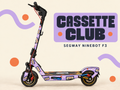 CASSETTE CLUB für Segway Ninebot F3: lavendelfarbener Skin mit dunklen Audiokassetten, cremefarbenen Wellen und orangefarbenen Akzenten. 25 Sticker; originale Trittmatte bleibt erhalten.