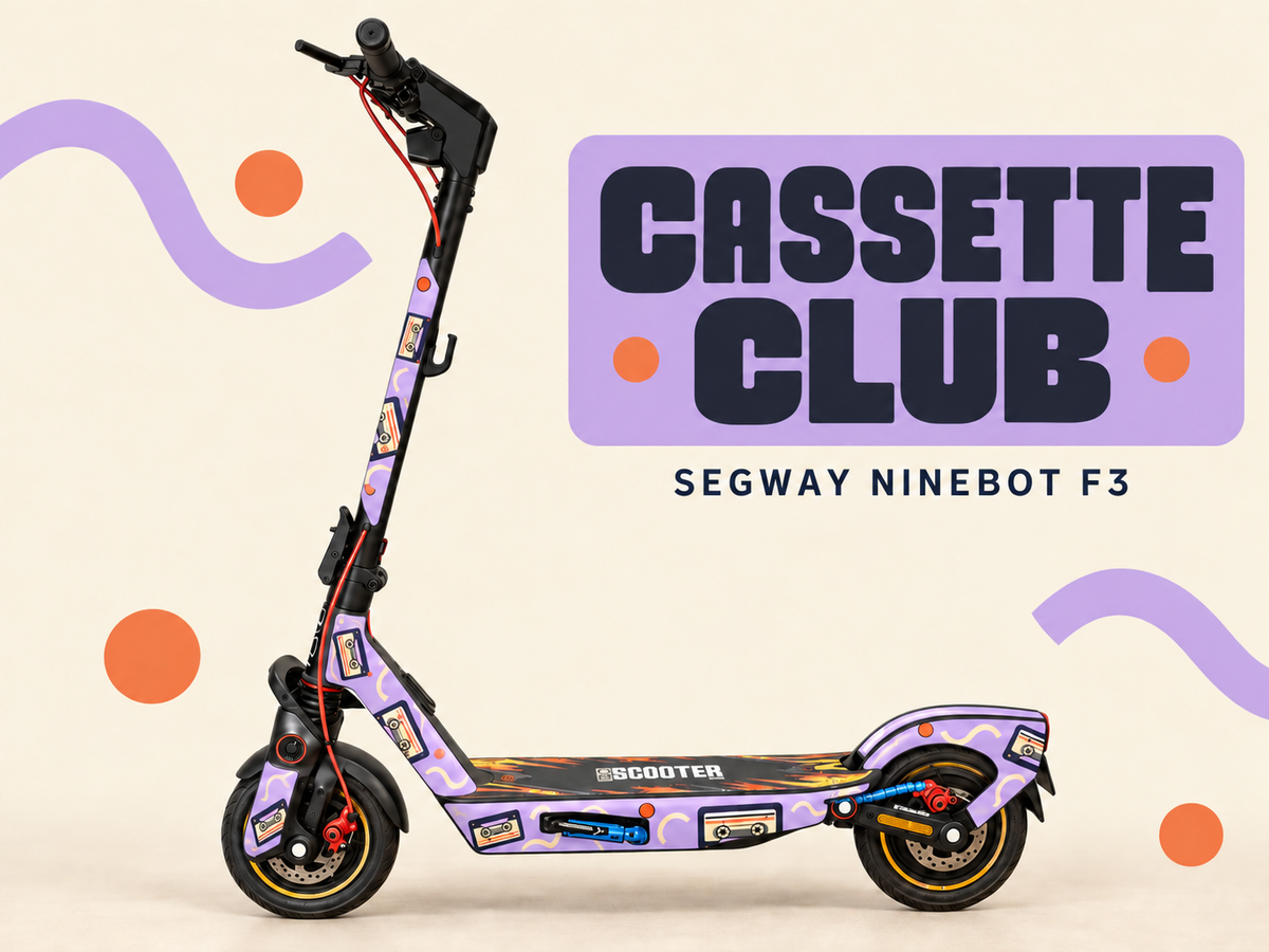 CASSETTE CLUB für Segway Ninebot F3: lavendelfarbener Skin mit dunklen Audiokassetten, cremefarbenen Wellen und orangefarbenen Akzenten. 25 Sticker; originale Trittmatte bleibt erhalten.