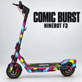 COMIC BURST für Ninebot F3: cyan-magentafarbener Comic-Skin mit gelben Sternexplosionen und schwarzen Rasterpunkten. Originale Flammen-Trittmatte und schwarze Lenkerverstrebung erhalten. Designvisualisierung.