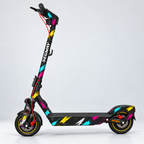 Chroma Slash – Designvisualisierung des montierten Skins am Segway Ninebot F3. Scooter nicht enthalten.