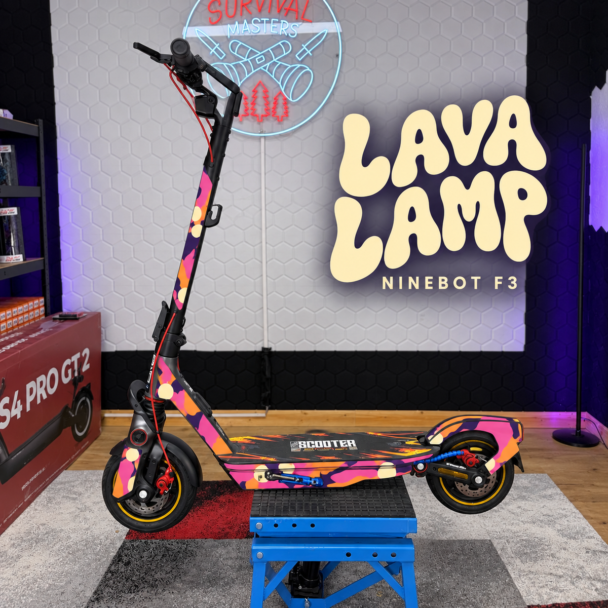 Ninebot F3 mit LAVA LAMP Skin: Pink und Orange mit cremefarbenen Blasen auf Aubergine, originale Trittmatte erhalten.