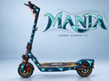 Segway Ninebot F3 mit MANTA Skin: türkisfarbene und mintfarbene Mantas auf Marineblau mit Wasserlinien. Designvisualisierung; vorhandene Flammen-Trittmatte bleibt erhalten.