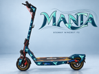Segway Ninebot F3 mit MANTA Skin: türkisfarbene und mintfarbene Mantas auf Marineblau mit Wasserlinien. Designvisualisierung; vorhandene Flammen-Trittmatte bleibt erhalten.